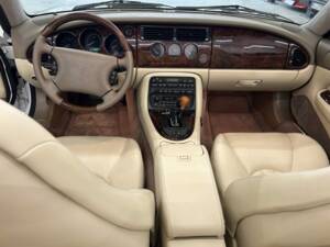 Immagine 11/28 di Jaguar XK8 4.0 (1997)