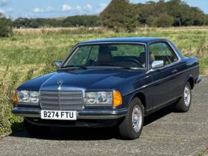 Image 4/26 de Mercedes-Benz 280 CE (1985)