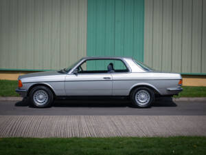 Immagine 3/28 di Mercedes-Benz 230 CE (1984)
