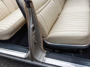 Immagine 42/135 di Lincoln Continental Convertible (1965)