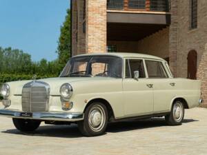 Image 1/50 of Mercedes-Benz 200 (1966)