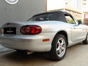 Bild 2/47 von Mazda MX-5 1.6 (2002)
