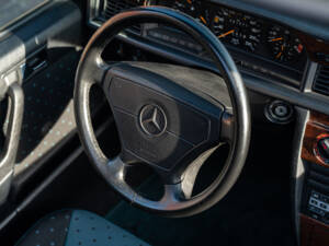 Image 26/44 of Mercedes-Benz 190 E 1.8 (1993)