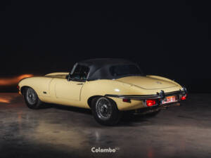 Image 2/29 de Jaguar E-Type (1969)