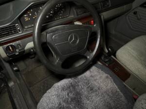 Imagen 44/81 de Mercedes-Benz 250 TD (1992)