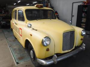 Image 15/39 of Austin FX 4 London Taxi (1970)
