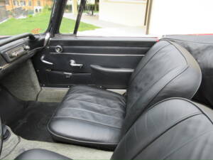 Image 23/40 of Alfa Romeo 2600 Spider (1966)