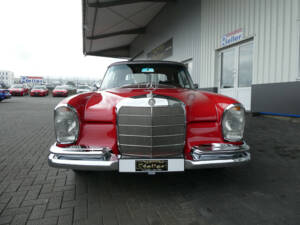 Afbeelding 2/28 van Mercedes-Benz 250 SE (1965)