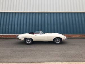 Image 2/11 de Jaguar E-Type (1969)