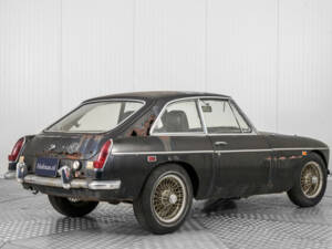 Image 2/50 of MG MGC GT (1969)