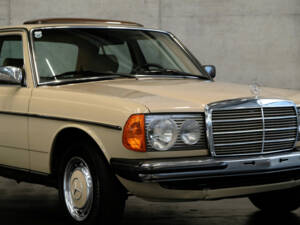 Image 5/24 of Mercedes-Benz 230 E (1982)