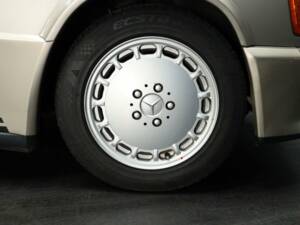 Image 28/30 of Mercedes-Benz 190 E 2.3-16 (1984)