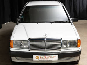 Image 4/78 de Mercedes-Benz 190 E 1.8 (1992)
