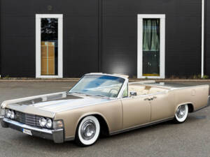 Immagine 1/135 di Lincoln Continental Convertible (1965)