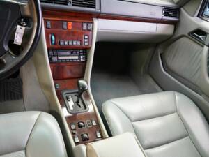 Bild 28/29 von Mercedes-Benz 300 CE-24 (1993)