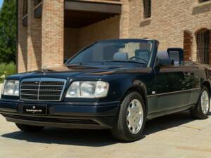 Image 18/50 de Mercedes-Benz 200 CE (1997)