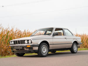 Image 6/80 de BMW 320i (1983)