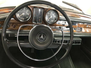 Image 24/30 of Mercedes-Benz 250 SE (1967)