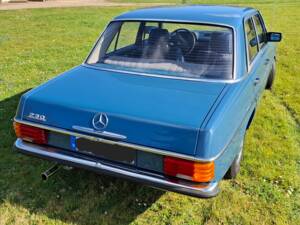 Image 6/13 of Mercedes-Benz 230&#x2F;4 (1974)