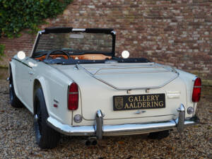 Image 31/50 of Triumph TR 250 (1968)
