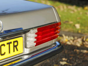 Image 15/33 of Mercedes-Benz 500 SL (1986)