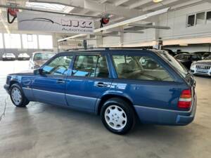 Image 5/40 of Mercedes-Benz E 300 T 4MATIC (1994)