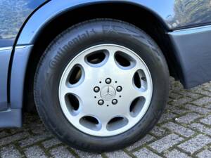 Image 22/24 of Mercedes-Benz 500 E (1993)