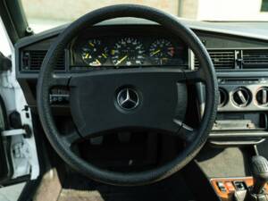 Bild 32/45 von Mercedes-Benz 190 E (1987)