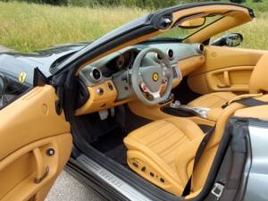 Immagine 8/11 di Ferrari California (2010)