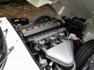 Image 14/17 de Jaguar E-Type (1969)