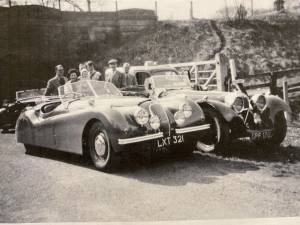 An der Teilnahme an einer Rallye, datiert auf 1955.