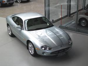 Imagen 8/13 de Jaguar XK8 4.0 (1997)