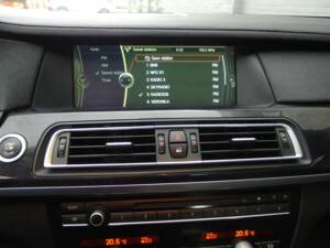 Image 51/98 of BMW 750i (2009)