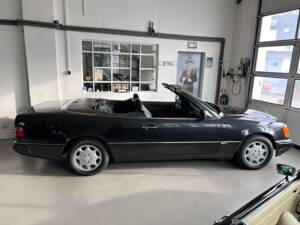 Image 5/28 de Mercedes-Benz 300 CE-24 (1993)