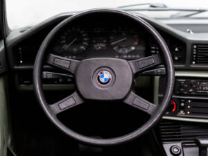 Immagine 25/43 di BMW 528i (1986)