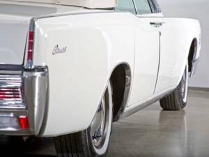 Image 9/20 of Lincoln Continental Convertible (1966)