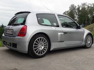 Immagine 2/10 di Renault Clio II V6 (2002)