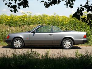 Image 2/50 de Mercedes-Benz 320 CE (1994)