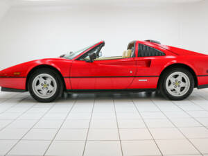 Image 2/20 de Ferrari 328 GTS (1987)