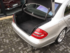 Image 39/84 de Mercedes-Benz E 55 AMG (2002)