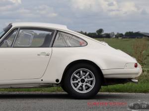 Image 27/50 of Porsche 911 R (1967)