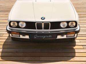 Image 11/70 of BMW 320i (1990)