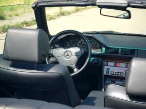 Image 14/50 de Mercedes-Benz 320 CE (1994)