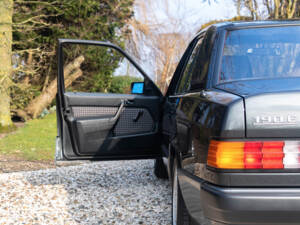 Image 7/15 de Mercedes-Benz 190 E (1990)