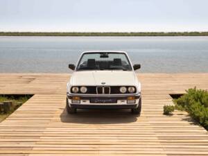 Image 12/70 of BMW 320i (1990)