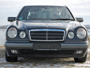 Bild 5/37 von Mercedes-Benz E 230 (1996)