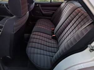 Image 45/78 de Mercedes-Benz 190 E 1.8 (1992)