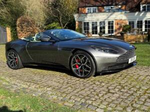 Image 9/40 de Aston Martin DB 11 Volante (2018)