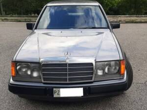 Image 2/4 de Mercedes-Benz 300 D Turbo 4MATIC (1989)