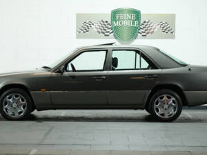 Image 2/40 of Mercedes-Benz 250 TD (1990)